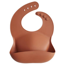 Afbeelding in Gallery-weergave laden, Silicone bib Mushie clay red
