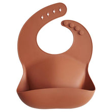 Afbeelding in Gallery-weergave laden, Silicone bib Mushie clay red