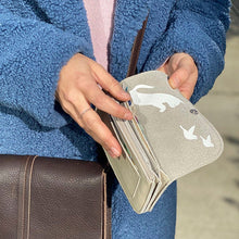 Afbeelding in Gallery-weergave laden, Cat chase wallet M cement
