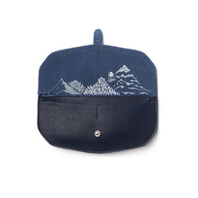 Afbeelding in Gallery-weergave laden, Move mountain wallet ink blue