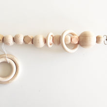 Afbeelding in Gallery-weergave laden, Wooden pramstring blush