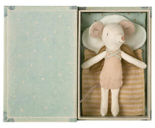 Afbeelding in Gallery-weergave laden, Angel mouse in book
