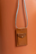 Afbeelding in Gallery-weergave laden, Phone pouch sticky sis brown
