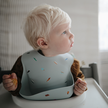 Afbeelding in Gallery-weergave laden, Silicone bib Mushie cars
