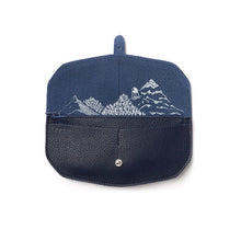 Afbeelding in Gallery-weergave laden, Move mountain wallet ink blue
